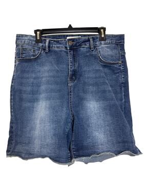 Celebrity Ace Size 18 Raw but Stitched Hem Stretch Denim Five Pocket Shorts